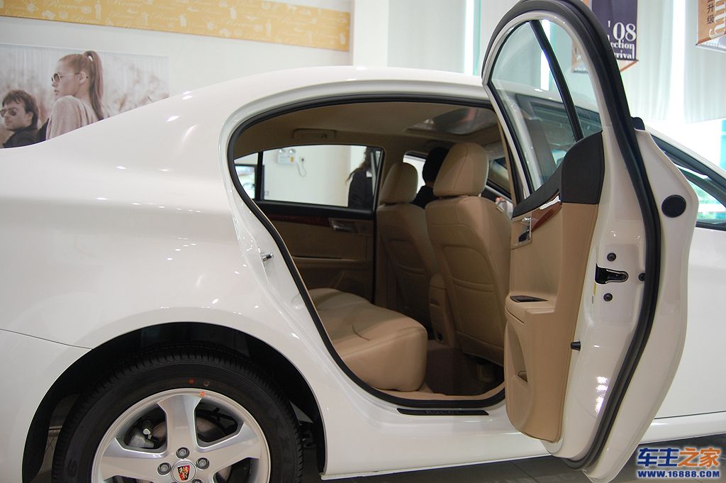 荣威350后排空间