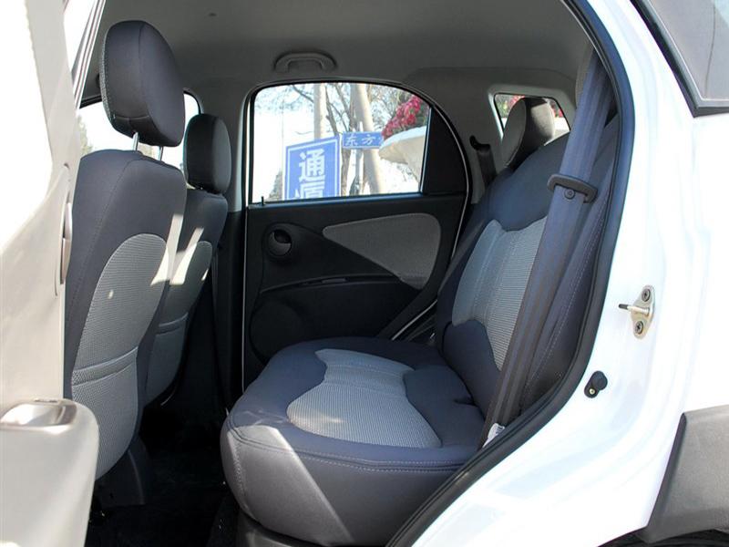 白色瑞麒x1后排空间|奇瑞x1内饰图片 – 车主之家