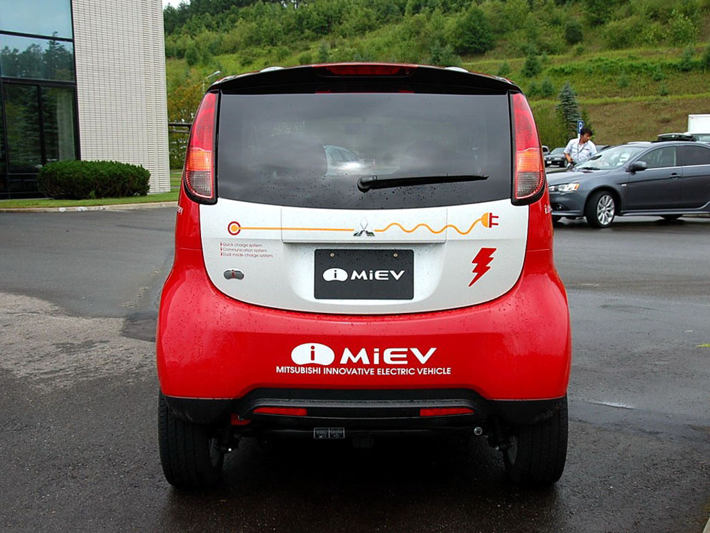 汽车图库 (24/37) 外观 红色三菱i车后正视 参考