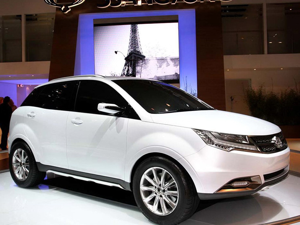 白色双龙c200右前方