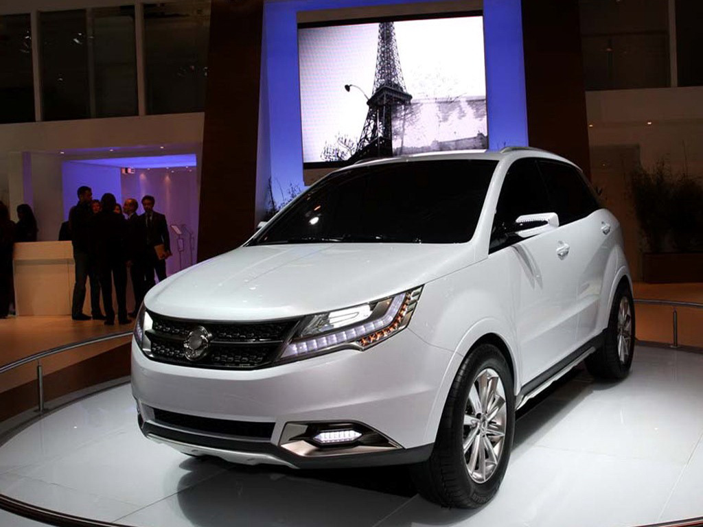 白色双龙c200左侧方