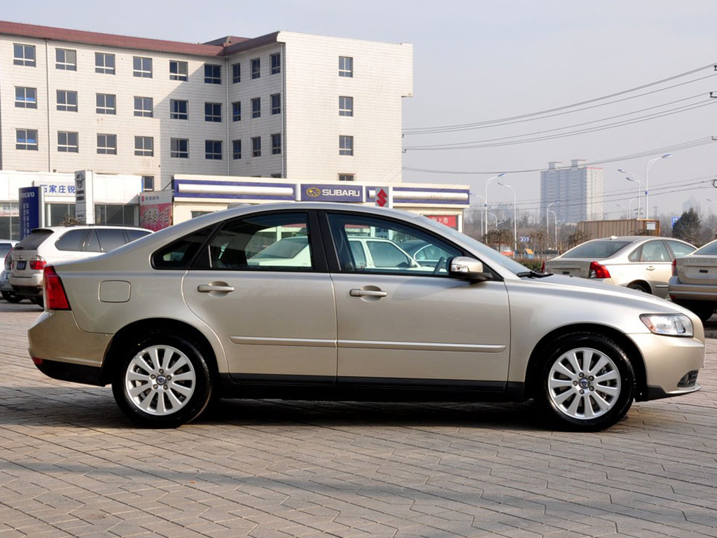 银色沃尔沃s40正右侧