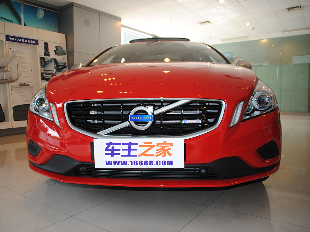 沃尔沃V60正前方