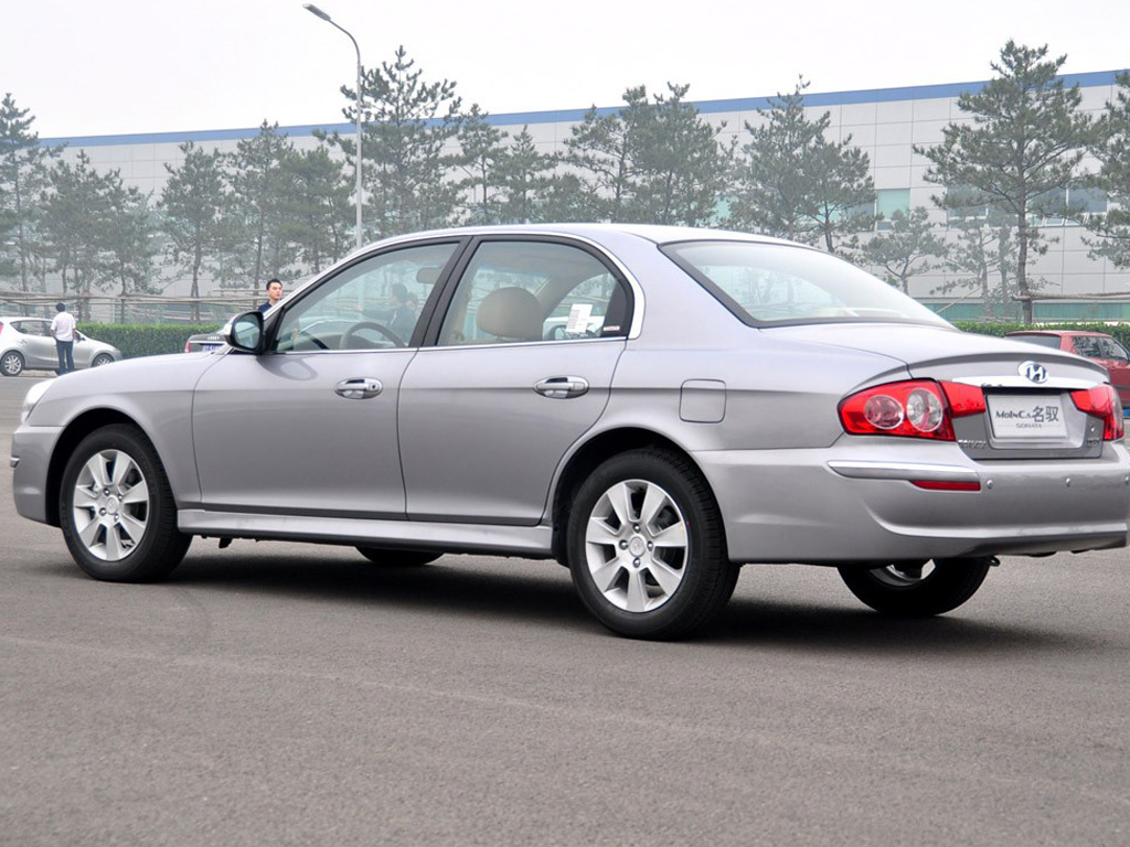 银色moinca名驭左后方