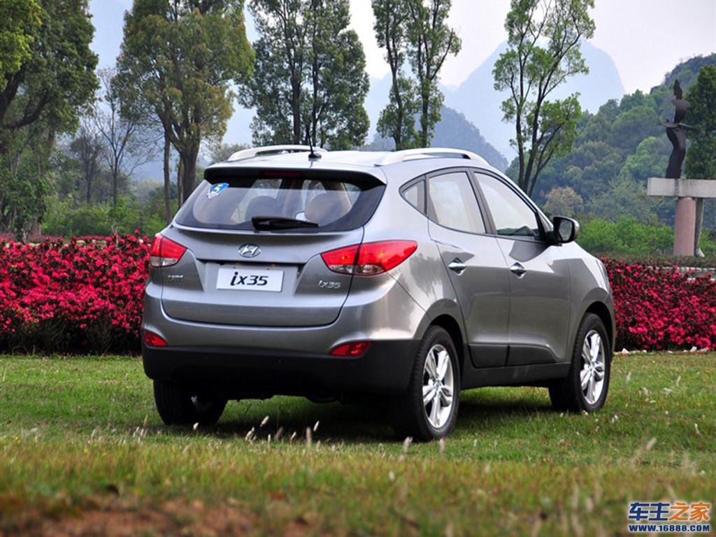 灰色 现代ix35正后方