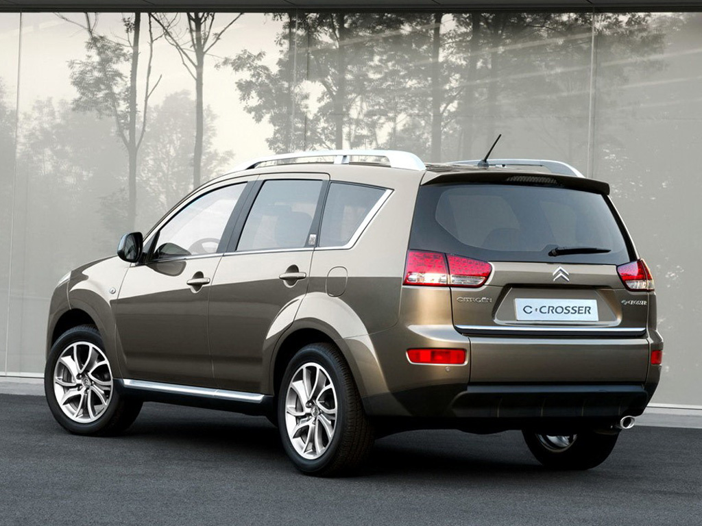 绿色雪铁龙c-crosser左后方