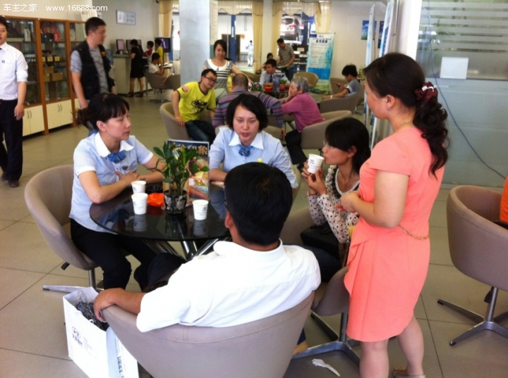 销售顾问与客户一对一详谈